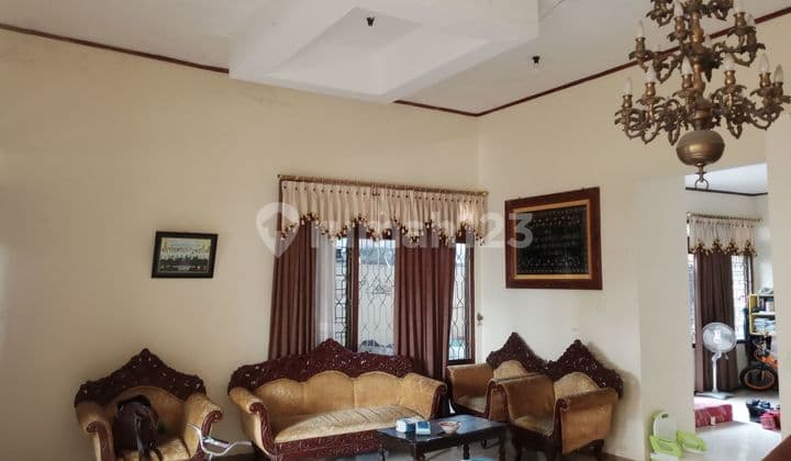 Rumah besar jajar solo