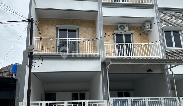 Jual Cepat Rumah Cantik 3 Lantai Dengan Luas 68 m2 di Duri kepa Kebon Jeruk Jakarta Barat