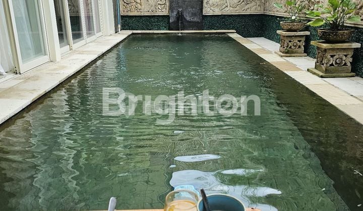 Jual villa cantik design modern 2BR swimming pool lokasi strategis kerobokan area