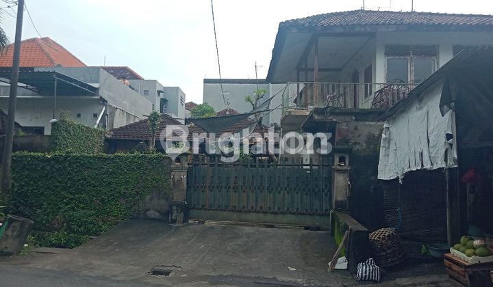 BALI HOUSE ON MALUKU ISLAND STREET