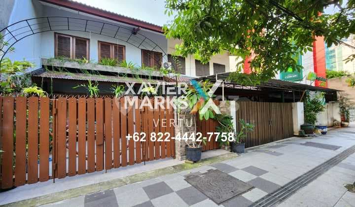 Rumah bagus, luas, strategis di Mayjend Sungkono, Surabaya