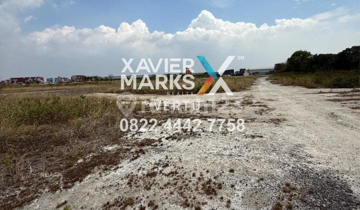 Lahan Parkir Truk di Tambak Osowilangun - Surabaya