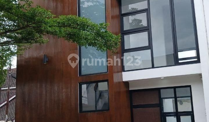 Siap Huni! Rumah Modern 3 Lantai Kolam Renang Antapani Bandung