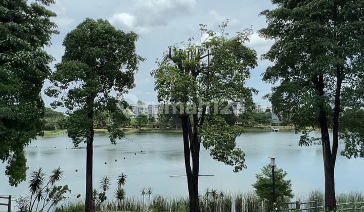 Rumah 3 Lantai View Danau Luas di Springs Summarecon Serpong - Siap Huni, SHM