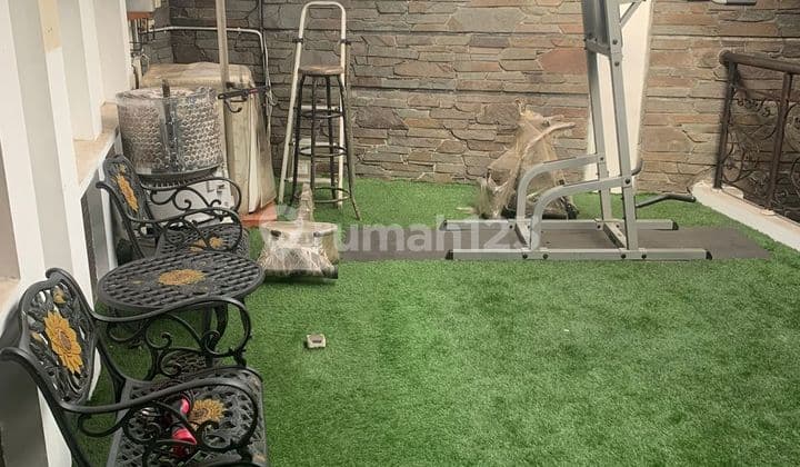 Two-story house adjacent to Turangga, suitable for business and residence.