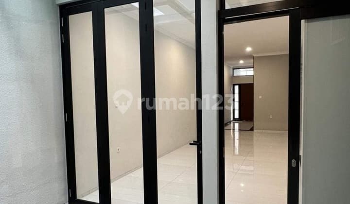 Rumah baru 2 lantai minimalis di tengah kota