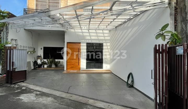 Ready-to-Occupy Minimalist Modern House in a Comfortable Environment, East Pejaten, South Jakarta.