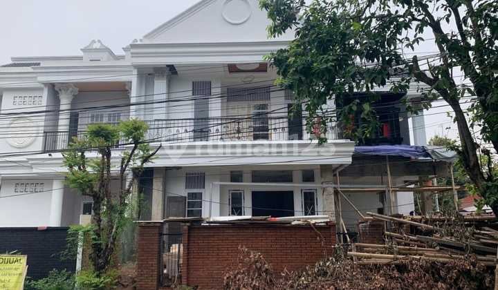 Rumah Baru, 2 Lantai, Hook Lokasi di Pinggir Jalan Utama Komplek Megapolitan Cinere Estate.