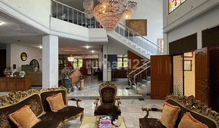 Rumah Strategis Pinggir Jalan dengan Halaman Luas Cocok untuk Usaha di Petukangan Jakarta Selatan