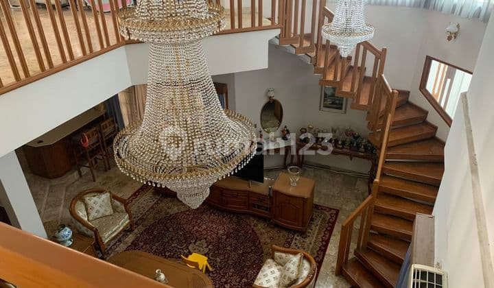 Rumah Mewah 2 Lantai Semi Furnished Di Lokasi Terbaik Dalam Perumahan Villa Delima Lebak Bulus Jakarta Selatan.