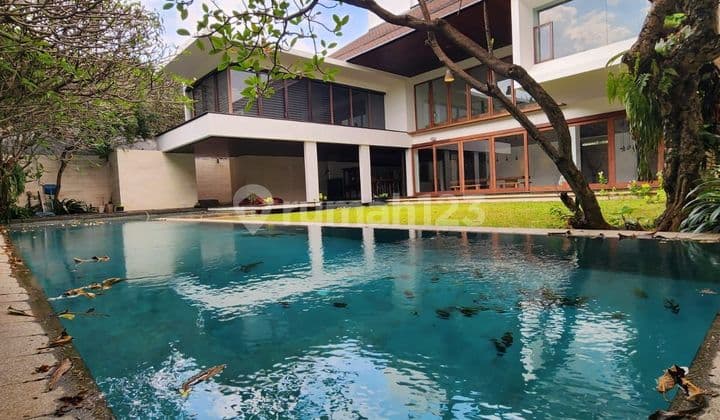 Rumah Mewah Dengan Swimming Pool & Halaman Yang Luas Di Pondok Indah Jakarta Selatan