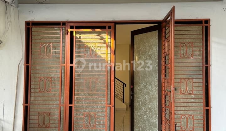 Ruko Siap Pakai Di Lokasi Strategis Newton Square Legenda Wisata Cibubur.