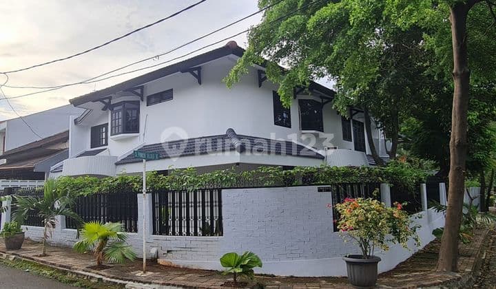 Rumah 2 Lantai Hoek Siap Huni Di Pondok Indah Jakarta Selatan.