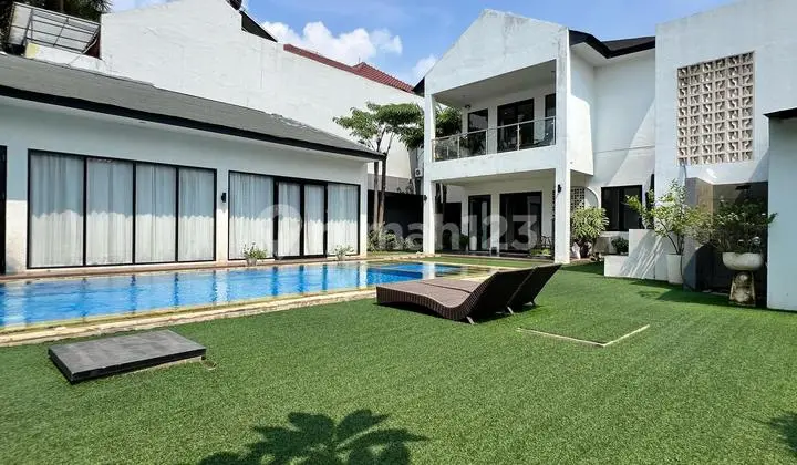 Rumah Modern Tropical Yang Sangat Elegan Dilengkapi Dengan Private Swimming Pool Lokasi Di Komplek Elite Cinere