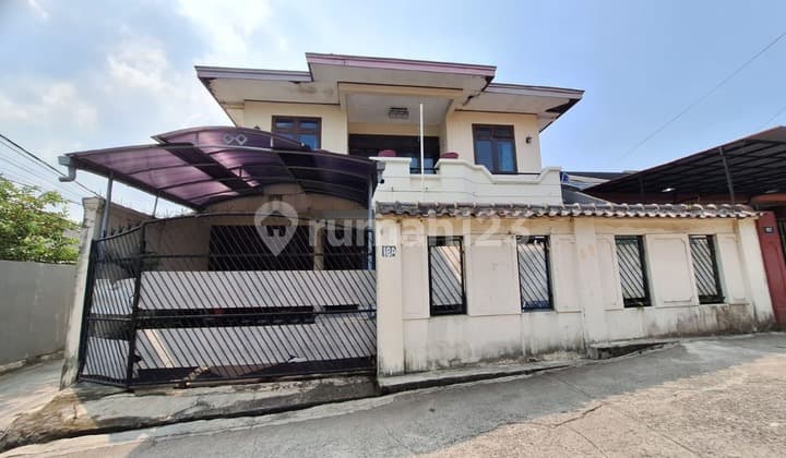 Semi-Furnished House, Hook Position, Ready to Live In, Non-Cluster, in Gandul Cinere.