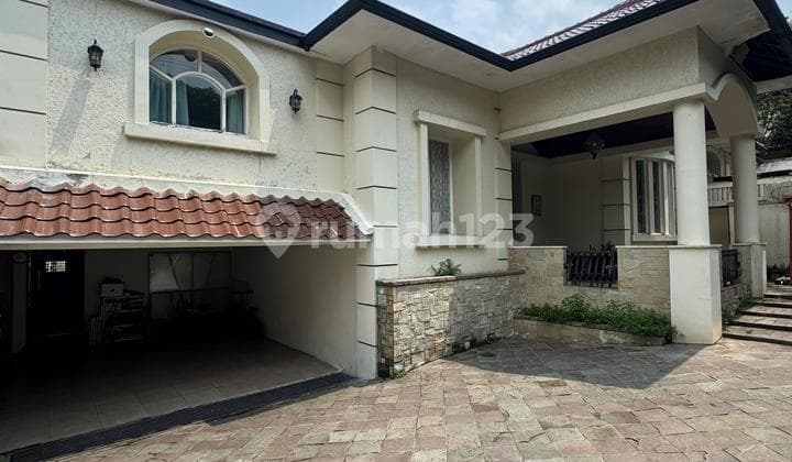 Dijual Cepat Rumah Mewah dengan Kolam Renang Pribadi di Lingkungan Exclusive Villa Cinere Mas.