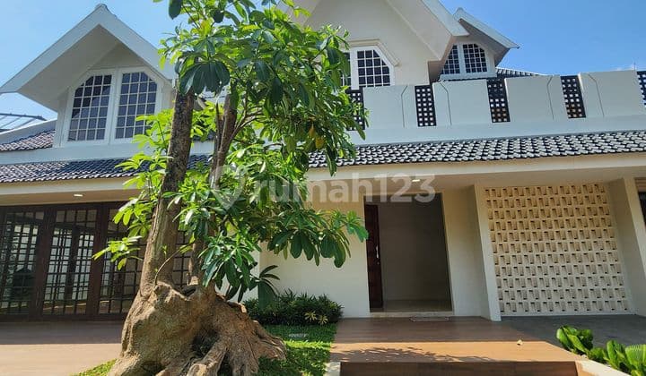 Rumah Mewah Dalam Townhouse Di Area Simprug Golf Senayan Jakarta Selatan.