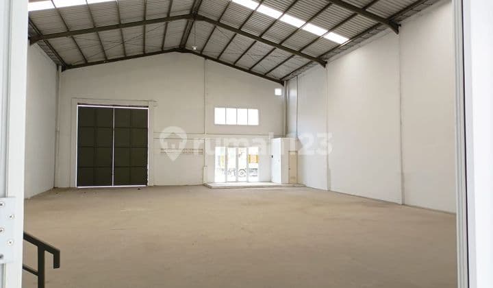 Gudang Baru dan Siap Pakai di Laksana Teluk Naga