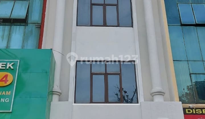 Ready-to-Use Shop House Near Kebayoran Lama Station