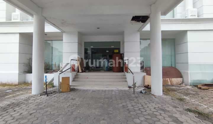 Commercial Building on Jl. Veteran Gajahan Surakarta, formerly a bank office with spacious parking.