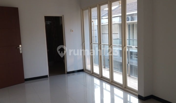Dijual Rumah 2 Lantai Tengah Kota Solo, di Mangkubumen, Siap Huni