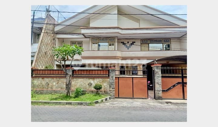 Rumah Area Komersial, Lokasi Ciamiiiiik di Darmo Permai, Surabaya