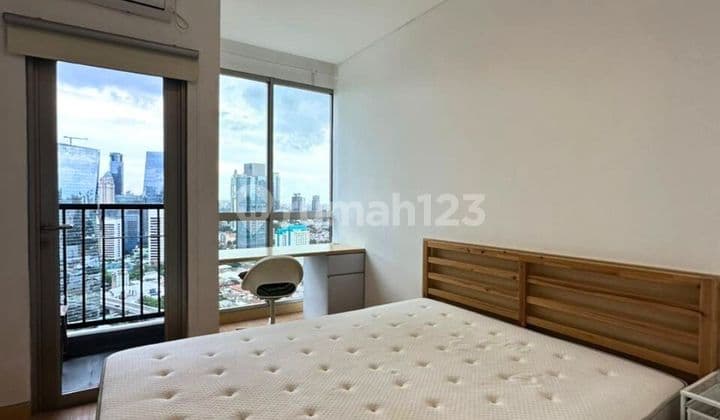 TERSEDIA THE NEWTON 1, KUNINGAN, TYPE STUDIO LUAS 24 SQM, HADAP SUDIRMAN, LINGKUNGAN NYAMAN DAN TENANG, KONDISI RAPI, SIAP HUNI YA