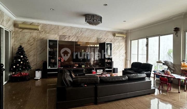 Rumah Langkah di Senayan!!Minimalis Klasik With Private Pool, Lokasi Gate System dan Super Ekskulsif