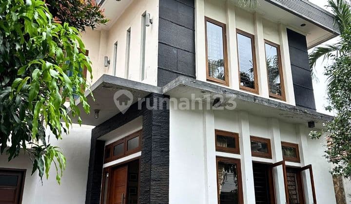 RUMAH 2 LANTAI LEBIH DARI 3 KAMAR TIDUR, 2 AREA RUANG TAMU, LOKASI SUPER DEKET KE SCBD & SENOPATI CUMA 5 MENIT, AKSES DEPAN RUMAH 1 MOBIL, PARKIR MOBIL BISA 3, TIDAK BANJIR, HARGA MASIH NEGO!