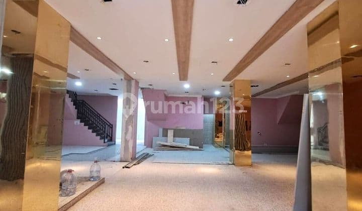 RUKO GANDENG TIGA PANGLIMA POLIM DI JALAN UTAMA, TINGGI 5 LANTAI LENGKAP DENGAN BASEMENT, ENAK BUAT PARKIR, COCOK UNTUK SEGALA COMMERCIAL