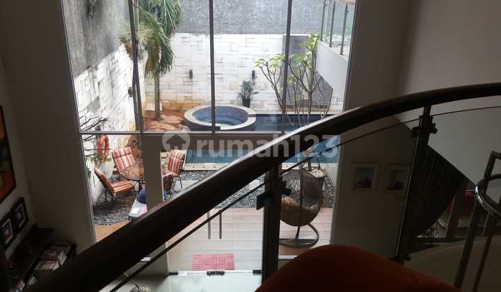 Rumah Mewah Kolam Renang di Boulevard Utama Posisi Premium