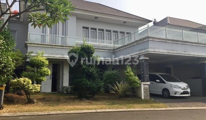 rumah mewah, cantik, interior premium depan Taman di Kota wisata