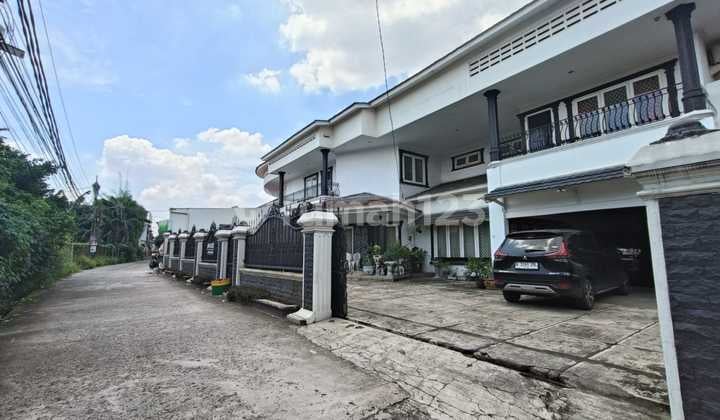 rumah mewah sekali, masih ada lahan kosong luas di belakang dan samping