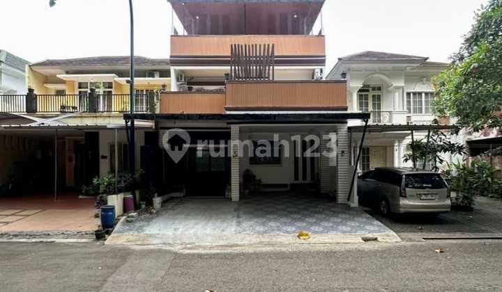 rumah mewah 3 lantai apik bersih siap huni