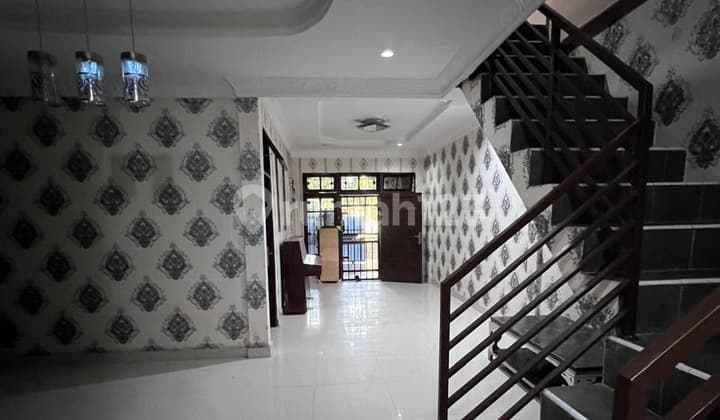 Dijual Rumah 2.5 Lantai di Lokomotif