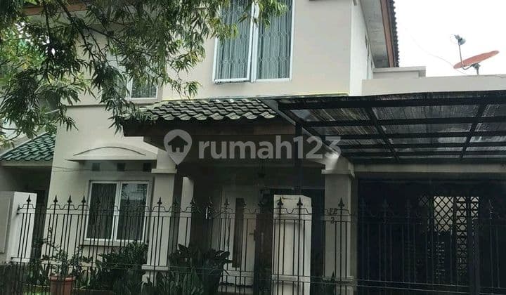 Semi-Furnished House for Sale in BSD. Location Close to Shopping Centers, Hospitals, and Universities.