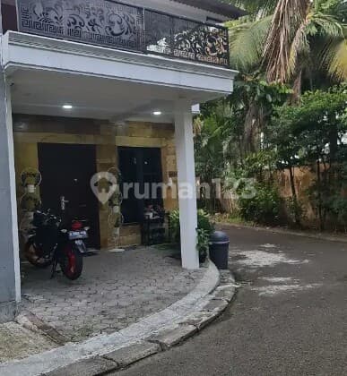 Dijual cepat rumah 2 lantai semi furnished. Lokasi bagus dan bebas banjir. Perumahan dilengkapi dgn fasilitas yg lengkap. Surat SHM.