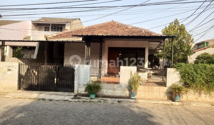 Dijual cepat rumah di Kreo,Tangerang dgn luas tanah 241 mtr dan luas bangunan 150 mtr. Terletak di perbatasan antara Tangerang dan Jakarta Selatan.lokasi strategis dan bebas banjir. Surat SHM.