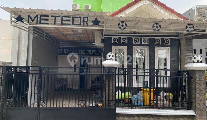 *Rumah 3 lantai, baru renov, rapi..lokasi bebas banjir.surat SHM.