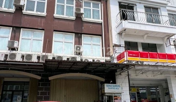 Ruko 3 Lantai Dijual, Posisi Hook dan Berada di Boulovard Raya. Lokasi Sangat Strategis dan Kawasan Bebas Banjir. Lingkungan Ruko2 dan Sudah Ramai.