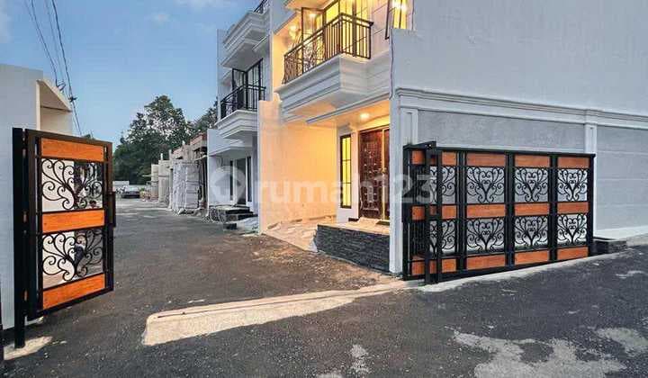 Townhouse Classic Modern Bangunan 2 Lantai Plus Rooftop Area Tanjung Barat