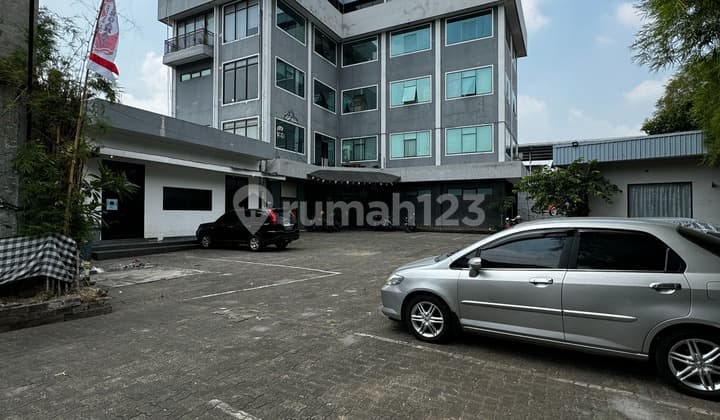 Dijual Gedung 4 Lantai Siap Huni Lokasi Strategis, Akses Mudah, dengan Akses Jalan 2 Mobil