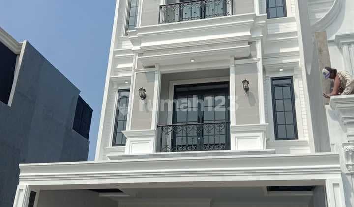 New American Classic House Inside a Townhouse in Jagakarsa, South Jakarta