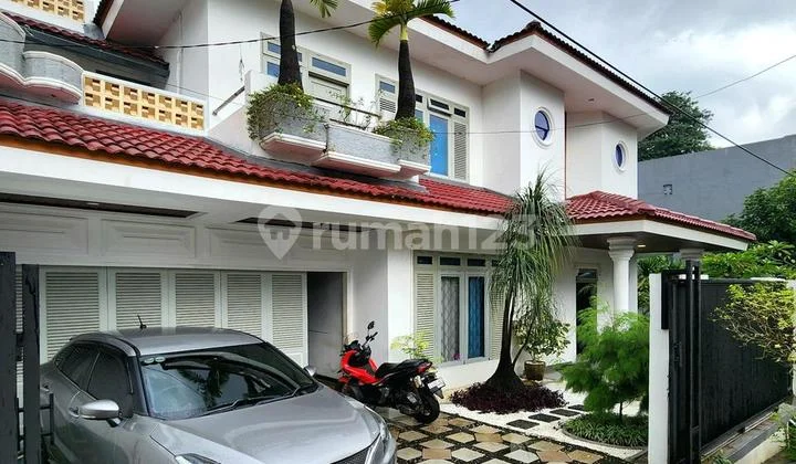 Rumah Asri, Void Tinggi, Layout Terbuka, Nyaman, Terawat dan Siap Huni di Kebayoran Lama