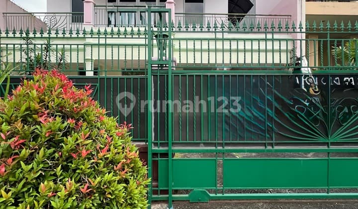 Dijual rumah siap huni dalam komplek di Kebon Jeruk, Jakarta Barat