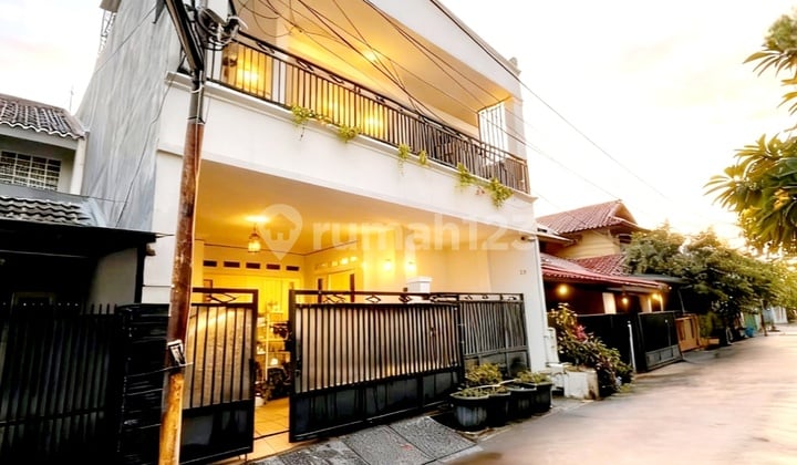 Rumah Mewah 2,5 Lantai Akses Jalan 2 Mobil di Komplek Pondok Bambu - SHM, Bebas Banjir, Harga 2,1 M