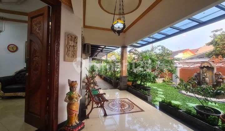 Rumah Hoek Ada Kolam Renang Pribadi Dijual di Komplek Curug Indah Jakarta Timur