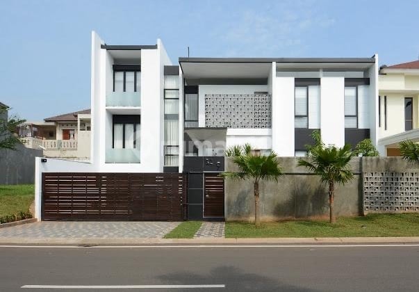 Rumah Mewah Dengan Fasilitas Kolam Renang di Kota Wisata Cibubur
