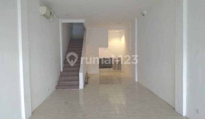 Disewakan Ruko Strategis 2 Lantai + Balkon Tambahan dan Parkir