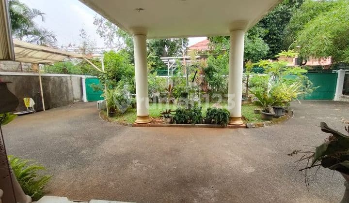 Disewakan Rumah 1 Lantai Parkir Luas Ada Kolam Renang